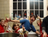 De afwasploeg van Jasper amuseert zich in de keuken.
