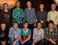 De jury en de finalisten (v.b.n.o. en v.l.n.r.: Annelies Cloet-Osselaer, Bram Acke, Steven Bloemen, Nicki Mennekens en Frank Tamsin, Michiel Vervloet, Jeroen De Cock, Twinkel Van Impe, Marine De Clerck en Niels Ostyn De jury en de finalisten (v.b.n.o. en v.l.n.r.: Annelies Cloet-Osselaer, Bram Acke, Steven Bloemen, Nicki Mennekens en Frank Tamsin, Michiel Vervloet, Jeroen De Cock, Twinkel Van Impe, Marine De Clerck en Niels Ostyn