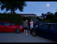 Om punten te verzamelen voor het rodedraadspel werden de kampganger in groepjes verdeeld over 3 auto's waar ze de playlist die ze te horen kregen op hun radio zo hard moesten meezingen en uitbeelden dat de andere teams hun liedjes konden raden. JVS Vigilia zomerkamp 27/07/20 - 03/08/20 Limerlé