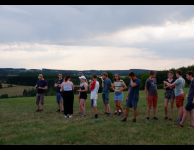 Wanneer ze allemaal af zijn trekken we samen naar een open veld... JVS Vigilia zomerkamp 27/07/20 - 03/08/20 Limerlé