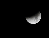 Bloedmaan boven Roosbeek