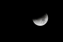 Bloedmaan boven Roosbeek