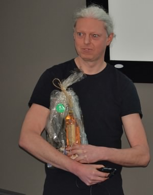Peter Vancoillie met zijn foto's.